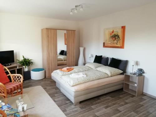 ein Schlafzimmer mit einem Bett und ein Wohnzimmer in der Unterkunft Ferienwohnung 40qm Gernrode in Gernrode - Harz