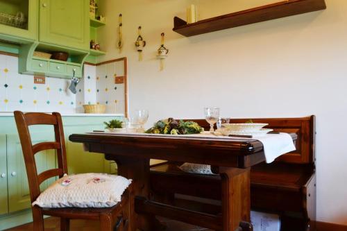 una cocina con una mesa con un tazón de verduras. en Number 51 en Roccaraso