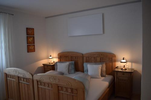 um quarto com duas camas individuais e duas mesas de cabeceira em Apartment Nagiller em Rinn