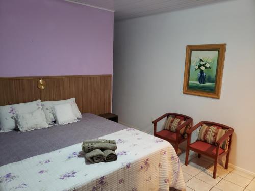 um quarto com uma cama com um bicho de peluche em Hostel Equilíbrio em Florianópolis