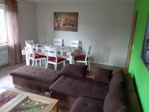 een woonkamer met een bank en een tafel bij Ferienwohnung Birgit in Winterberg