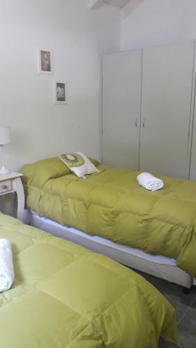 dos camas sentadas una al lado de la otra en una habitación en Depto Altos del Sol en San Martín de los Andes