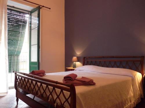 sypialnia z łóżkiem z czerwonymi ręcznikami w obiekcie La Durlindana B&B w mieście Acireale