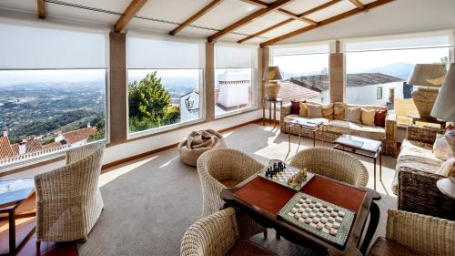 馬爾旺的住宿－德馬爾旺旅館，客厅配有桌椅和大窗户
