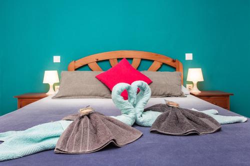 een bed met handdoeken en slippers erop bij 8202 - Wifi Costa Calma Bungalow in Costa Calma