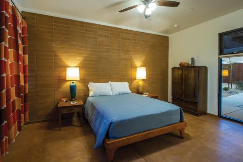 Postel nebo postele na pokoji v ubytování The Downtown Clifton Hotel