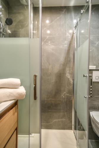 une salle de bain avec une douche en verre avec un lavabo dans l'établissement Superbe studio en 1ère ligne en plein cœur d’Arcachon, à Arcachon