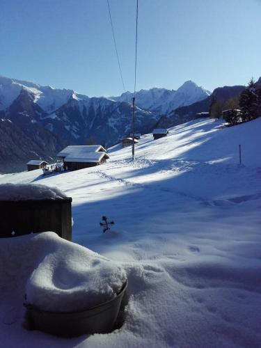 a snow covered slope with mountains in the background at Klette in Hippach