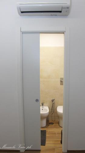 Ένα μπάνιο στο SEAFRONT APARTMENT SALERNO