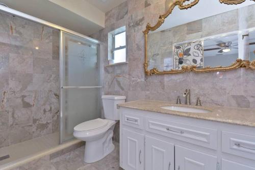 a bathroom with a toilet and a shower and a sink at Ybor Casita! Steps away from Centro Ybor! in Tampa