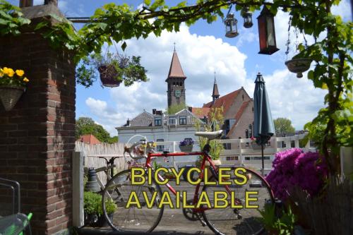 a bike parked in front of a castle at B&B Limes Oudwijk in Utrecht