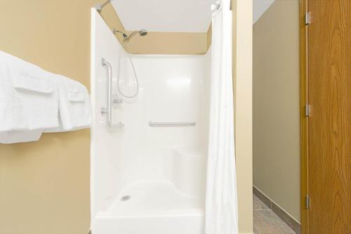 bagno con doccia e tenda bianca di Super 8 by Wyndham St. Clair MO a Saint Clair