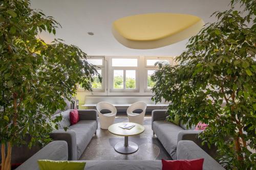 Posezení v ubytování Hotel CIS Paris Maurice Ravel