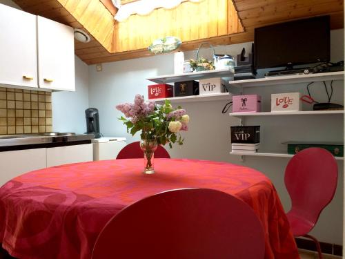 RochessonにあるAppartement de 2 chambres avec terrasse et wifi a Rochesson a 6 km des pistesの台所のテーブルに座る花瓶