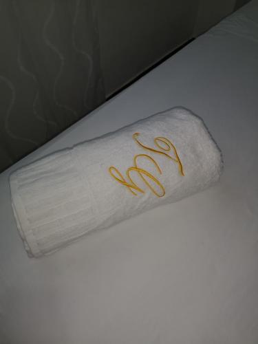 a roll of white paper with gold writing on it at CASA VACACIONAL TANiA SALINAS in Salinas