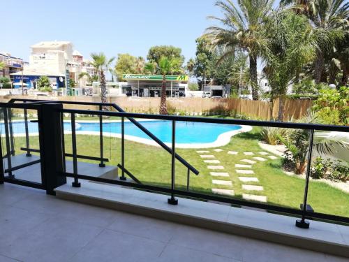 uma varanda com vista para uma piscina em Terrazas de las Marinas em Denia