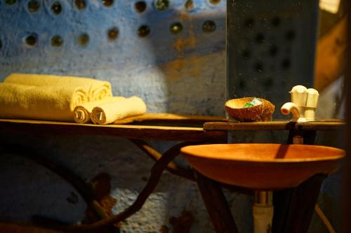 a table with towels and a sink in a room at Saraya in Sangolda