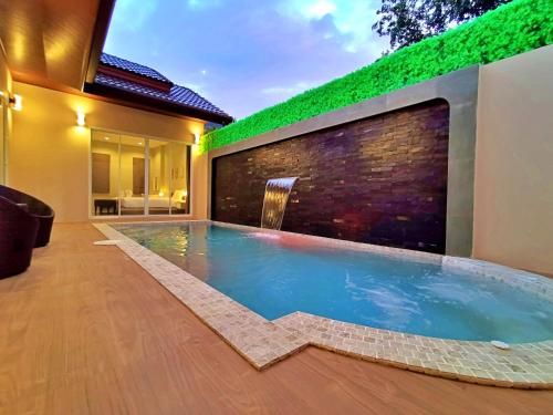 喀比的住宿－The Apex private pool villa Krabi，一座房子后院的游泳池
