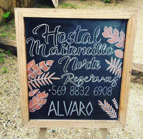a chalkboard sign with a sign for anaturalnaturalmitemitemite rescueagency at Hostal Maitencillo Norte in Maitencillo