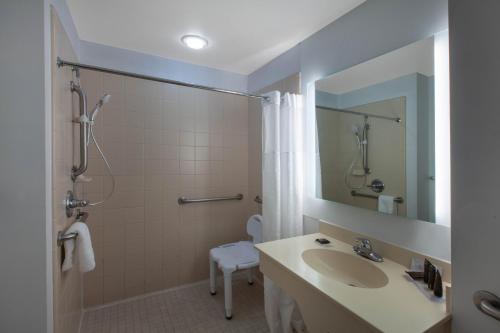 A bathroom at Wingate by Wyndham Oklahoma City Airport