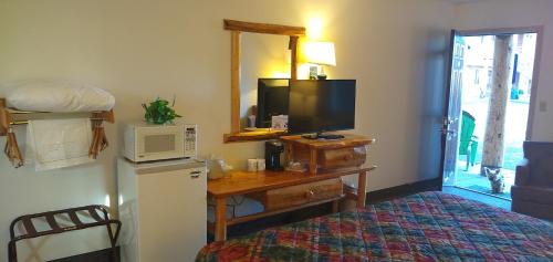Televízia a/alebo spoločenská miestnosť v ubytovaní Ponderosa Motel