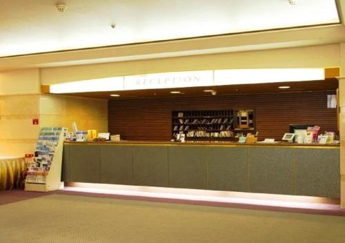 una zona de espera de una tienda con mostrador en skyhotel uozu / Vacation STAY 59596 en Uozu