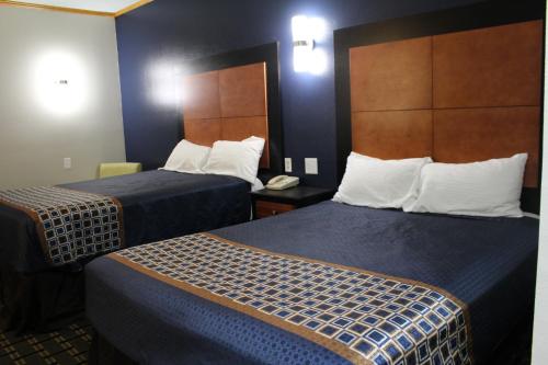 En eller flere senge i et værelse på Home Gate Inn & Suites