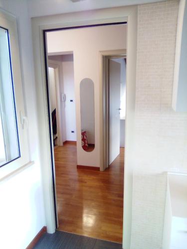 an empty room with a hallway with a mirror at PESCARA HOME anto in Pescara