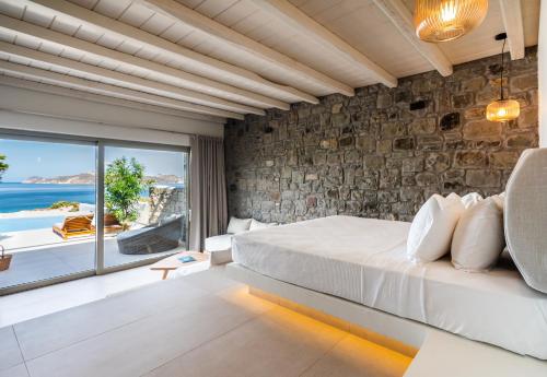 Ένα ή περισσότερα κρεβάτια σε δωμάτιο στο Hotel Milos Sea Resort