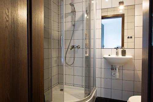 Hostel Starówka tesisinde bir banyo