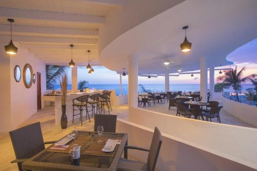 Un restaurante o sitio para comer en apartamento superamplio con la mejor vista al mar solo adultos