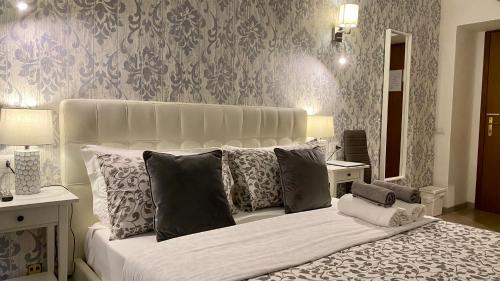 ローマにあるSuncity Romeのベッドルーム(大きな白いベッド、枕付)
