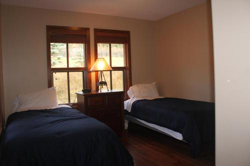 A bed or beds in a room at Woodhaven # 8 in Sun Peaks