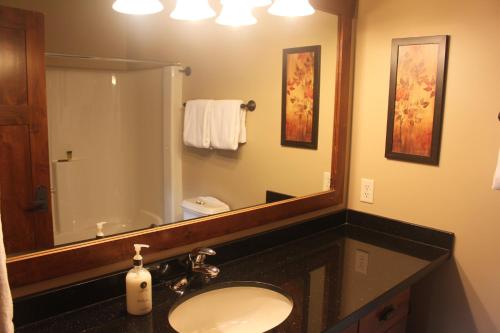 Bathroom sa Woodhaven # 8 in Sun Peaks