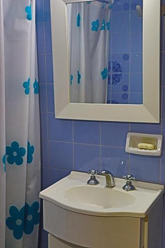 un baño con lavabo y espejo en EDIFICIO CABO FRIO. I, en Pinamar