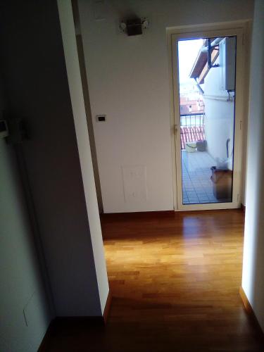 an empty room with a door leading to a kitchen at PESCARA HOME anto in Pescara