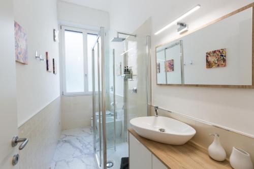 y baño con lavabo y ducha acristalada. en #italianattitude, en Milán