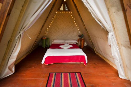 a bedroom with two beds in a tent at Refugio Explora Verde in Choachí