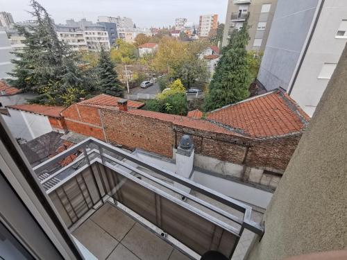 einen Balkon mit Blick auf ein Gebäude in der Unterkunft Studio Charlie Aviv Park Zvezdara in Belgrad