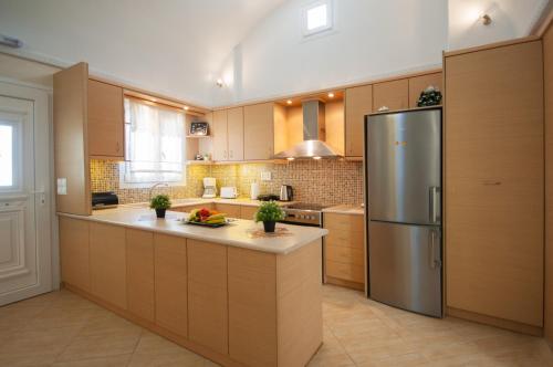 Veldi Art - Kamari Beach Apartment