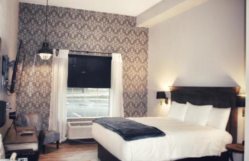 Ένα ή περισσότερα κρεβάτια σε δωμάτιο στο Waterfront Hotel