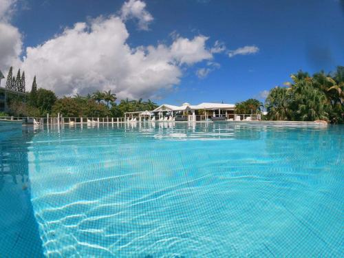 Piscina a Les Alizes o a prop