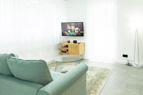 a living room with a couch and a table at City Apartments Hannover in Hannover