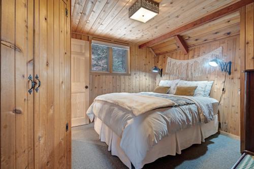 Un pat sau paturi într-o cameră la Vermont Chalet