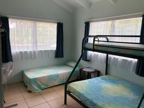 1 dormitorio con 2 literas y ventana en Ocean Blue Villas, en Vaimaanga