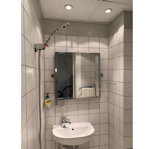 uma casa de banho com um lavatório e um espelho em ApartmentInCopenhagen Apartment 200 em Copenhague