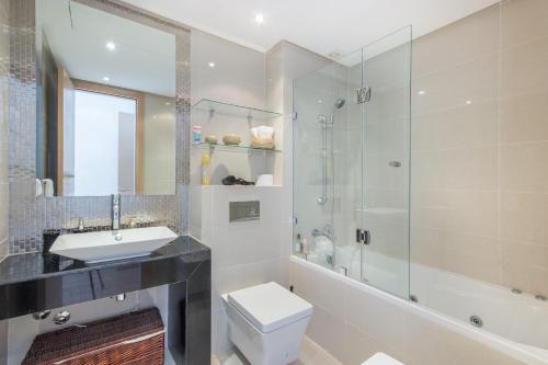 a bathroom with a toilet and a sink and a shower at Coup de cœur à Marrakech - idéal famille et couple in Marrakesh