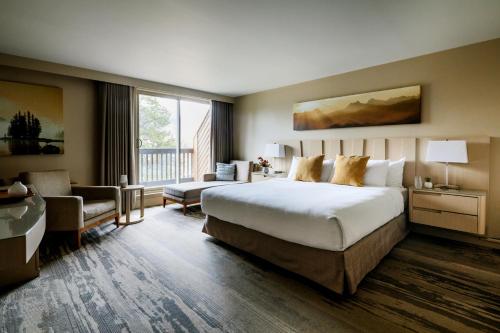 Tempat tidur dalam kamar di Forest Park Hotel