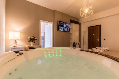 4 Star Suite SPA - Self Check-Inにあるテレビまたはエンターテインメントセンター