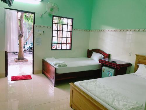 A bed or beds in a room at Anh Linh Guest House